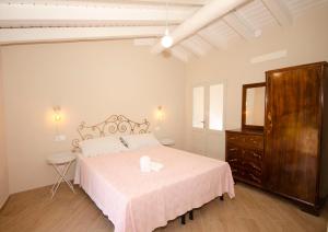 Tempat tidur dalam kamar di Corte Vezzola bilocale Emma