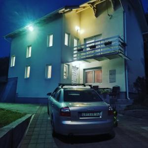 ein Auto, das nachts vor einem Haus parkt in der Unterkunft Vila Ivana 
