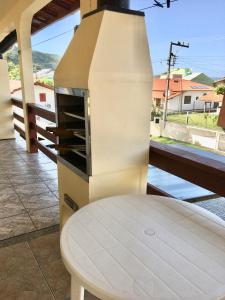 Uma varanda ou terraço em Apartamentos Pinheira Kitinete 02 - Praia de Cima