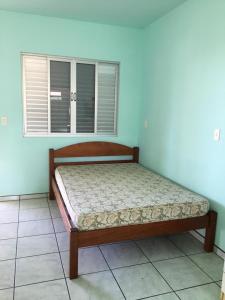 Cama ou camas em um quarto em Apartamentos Pinheira Kitinete 02 - Praia de Cima