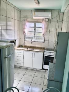A cozinha ou cozinha compacta de Apartamentos Pinheira Kitinete 02 - Praia de Cima