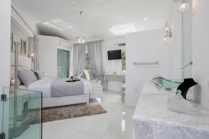 Posedenie v ubytovaní Dion Villa - Pool & Jacuzzi - Sleeps 4 - Zakynthos + 29 fotografií