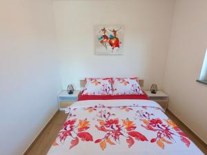 Apartment LIBERO في فوديس: غرفة نوم مع سرير مع لحاف متهالك