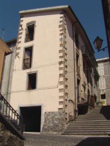 ein weißes Gebäude mit Treppen, die hinauf führen. in der Unterkunft ALLOGGIO CASA IN PIETRA in Santu Lussurgiu