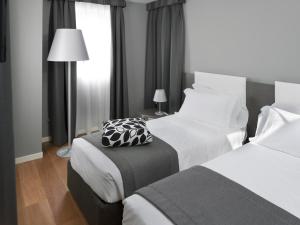 A bed or beds in a room at Palace Suite