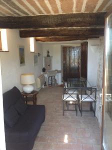 sala de estar con sofá y mesa en La Petite Maison, en Saint-Paul-de-Vence