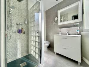 łazienka z prysznicem, umywalką i toaletą w obiekcie arte junto al mar w Almuñécar +8 zdjęć