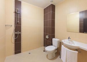 Koupelna v ubytování Sky Hotel
