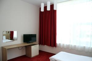 TV a/nebo společenská místnost v ubytování Sky Hotel