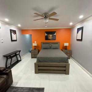 - une chambre avec un lit et un ventilateur de plafond dans l'établissement K&S SEAVIEW luxury apartment, à Montego Bay