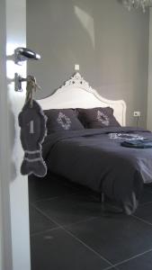 a bedroom with a bed with a white headboard at B&B Het Postenhofje in Puiflijk