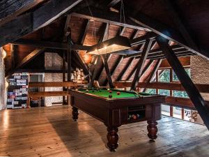 Biliardový stôl v ubytovaní Chalet Drevarska