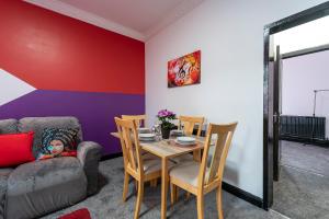 comedor con mesa y sofá en 2 Bedroom Comfortable Spacious Home Miracle 2 en Hull