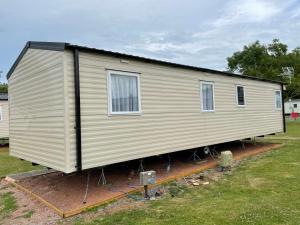 a large house is on display in a yard at Tidal caravan in Minehead