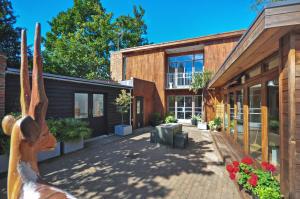 カンタベリーにあるCedar House Canterburyの目の前に像のある建物