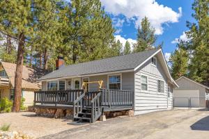 Afbeelding uit fotogalerij van Bayview Bungalow - Cabin with Hot Tub One Block from Big Bear Lake! in Big Bear Lake