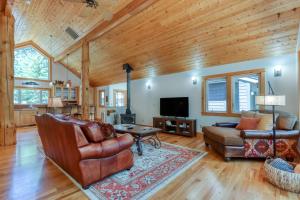 ein Wohnzimmer mit Couch und Tisch in der Unterkunft Gateway to the Deschutes in Sisters