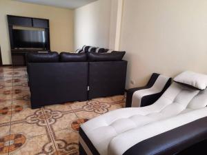 a living room with a couch and a flat screen tv at Departamento amoblado en Arequipa, Yanahuara in Yanahuara