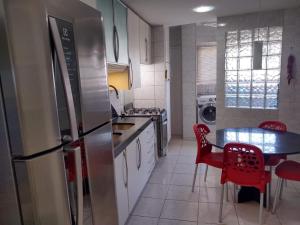 Een keuken of kitchenette bij Espetacular Apartamento Beira Mar Pé na Areia