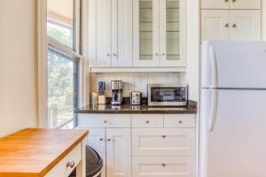 una cucina con armadietti bianchi e frigorifero bianco di Northwest Perch a Portland
