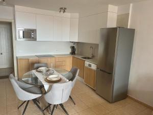 Kuchnia lub aneks kuchenny w obiekcie OLIVIA SUNSET Perfect Stay by Sunkeyrents