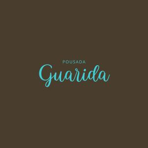 リオ・グランデにあるPousada Guaridaの白青の文字