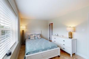 Een bed of bedden in een kamer bij Sunset Village 31E