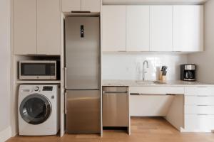 a kitchen with a refrigerator and a washing machine at Sonder The Magnolia in Boston