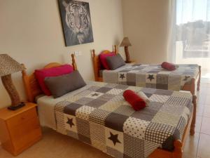 2 Betten in einem Zimmer mit 2 in der Unterkunft Kambi Gardens 3, two bedrooms semi detached house in Klorakas