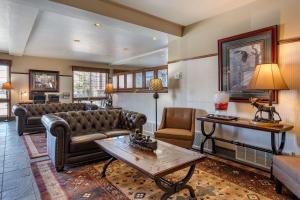 The lobby or reception area at Best Western Desert Inn