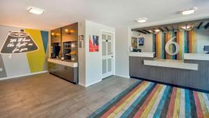 The lobby or reception area at Motel 6 Louisville, Ky- Airport/ Fair Expo