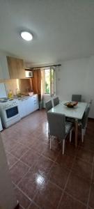 Kuchyň nebo kuchyňský kout v ubytování Apartments Kalamperovic