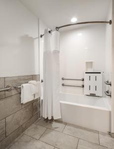 Ett badrum på Ayres Suites Diamond Bar
