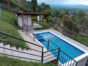 נוף של הבריכה ב-Hermosa casa con la mejor vista cerca al Parque del Café או בסביבה