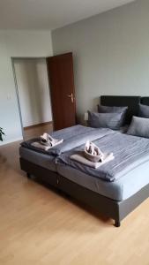 1 dormitorio con 1 cama con toallas en Dithmarscher Haus, en Marne