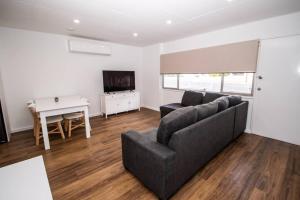 un soggiorno con divano e tavolo di Willow Court Unit 2 a Broken Hill