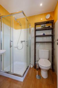 A bathroom at CLUBE Charming Apartments - São Bento