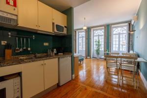 A kitchen or kitchenette at CLUBE Charming Apartments - São Bento
