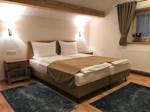 Łóżko lub łóżka w pokoju w obiekcie Haus Planegg XL