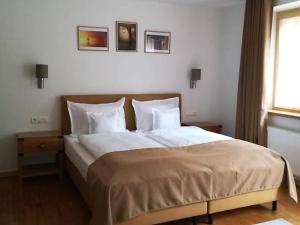Łóżko lub łóżka w pokoju w obiekcie Haus Planegg XL