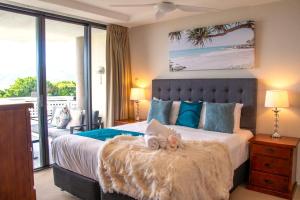 um quarto com uma cama e vista para a praia em Cairns Luxury Waterview Apartment em Cairns