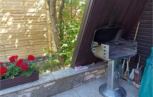 eine Parkuhr neben einem Fenster mit Blumen in der Unterkunft Ferienhaus Auf Den Thie I in Badersleben