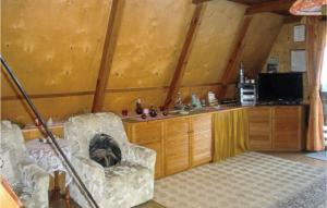 ein Wohnzimmer mit einem Sofa und einem TV in einem Zimmer in der Unterkunft Ferienhaus Auf Den Thie I in Badersleben