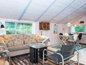 ein Wohnzimmer mit einem Sofa und einem Tisch in der Unterkunft Holiday Home Lærkevej VI in Ebeltoft