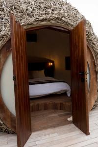 Tempat tidur dalam kamar di Casa Ku Hotel - Adults Only