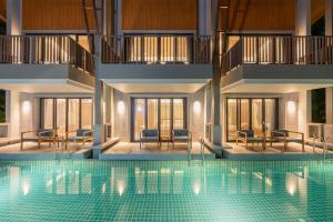 Bazén v ubytování Khaolak Wanaburee Resort - SHA Extra Plus nebo v jeho okolí