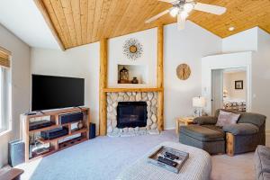 a living room with a tv and a fireplace at Bachelor Sunshine Retreat in Sunriver