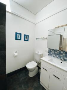 A bathroom at Wonboyn Cabins