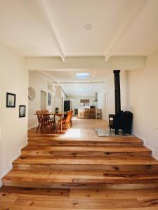 un salon avec un parquet et une cheminée dans l'établissement Wonboyn Cabins, à Wonboyn