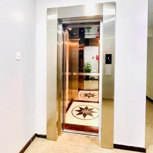 a hallway with a elevator in a building at Hotel Suite Terrazzo in Tacna